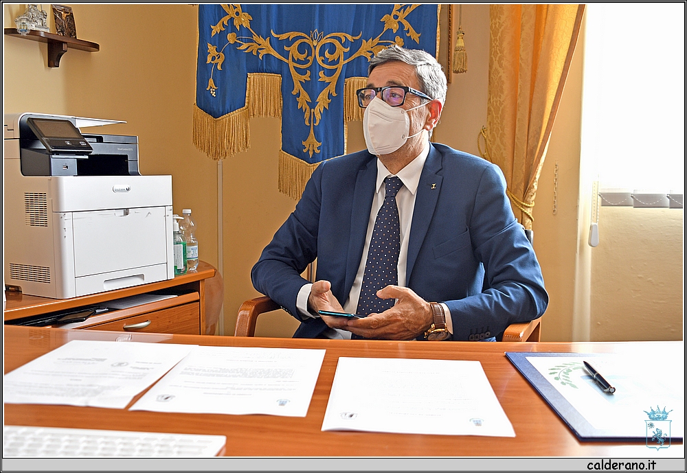 21E_1680 In attesa del collegamento video.JPG