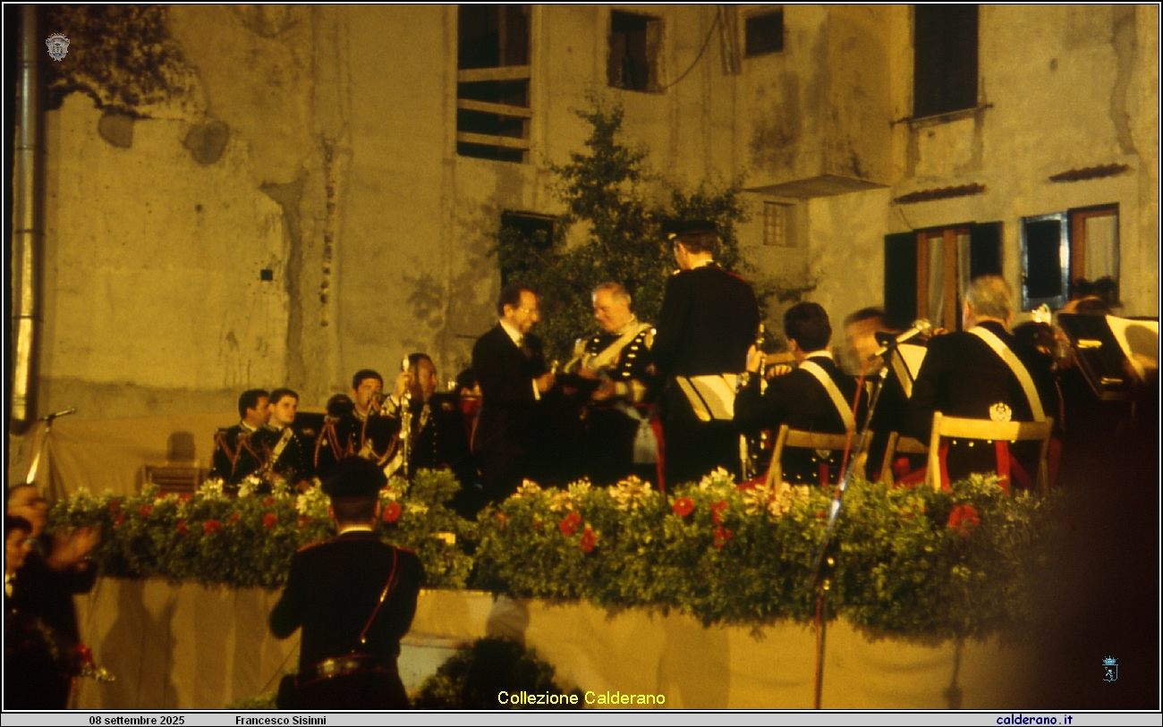 044 Francesco Sisinni e il Maestro Vincenzo Borgia della Banda dell'Arma dei Carabinieri 1996.jpg