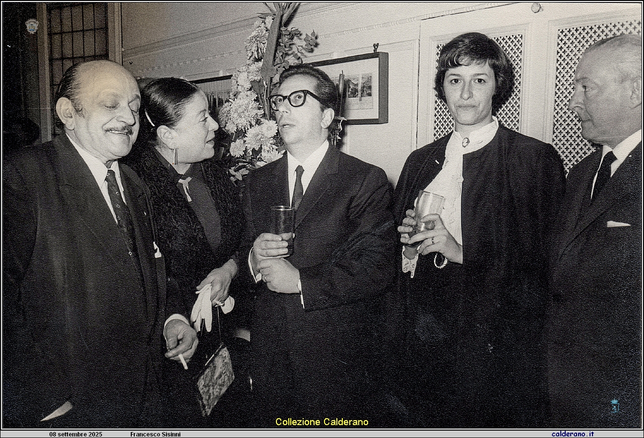 069 Francesco Sisinni con la moglie Maristella nell'Ambasciata d'Italia in Argentina- 7.jpeg