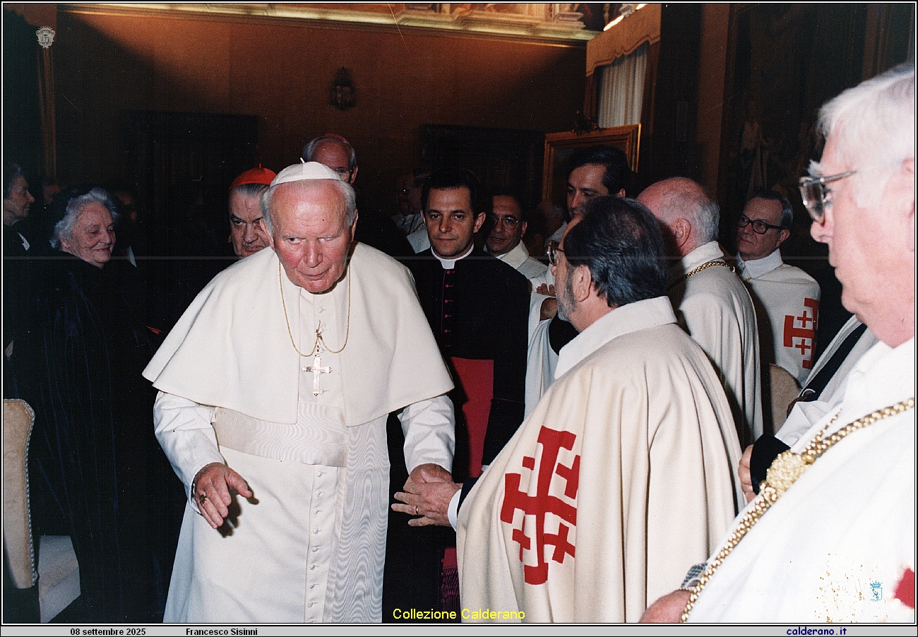 135 S.S. Giovanni Paolo II con Francesco Sisinni - Sala Clementina 17-10-1998 1.jpeg