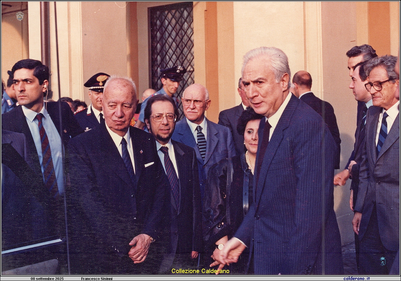 158 Il Presidente della Repubblica Francesco Cossiga e Francesco Sisinni 3.jpeg