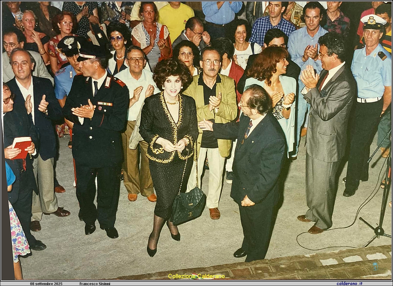 184 Gina Lollobrigida a Maratea con Francesco Sisinni.jpg