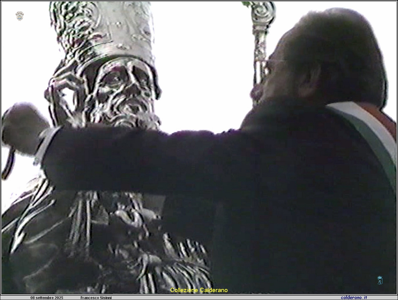 234 Francesco Sisinni Sindaco consegna le chiavi della Citta' a San Biagio - 1995.jpg