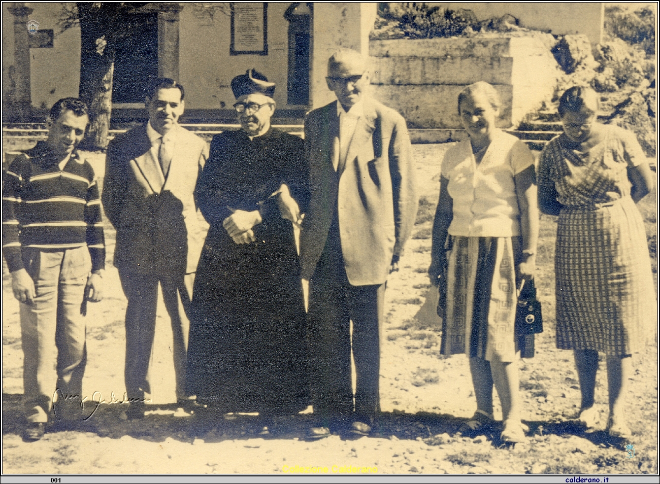 Don Domenico Dammiano con visitandi al Castello a sn Ciccillo Lammoglia Colamarco.jpg