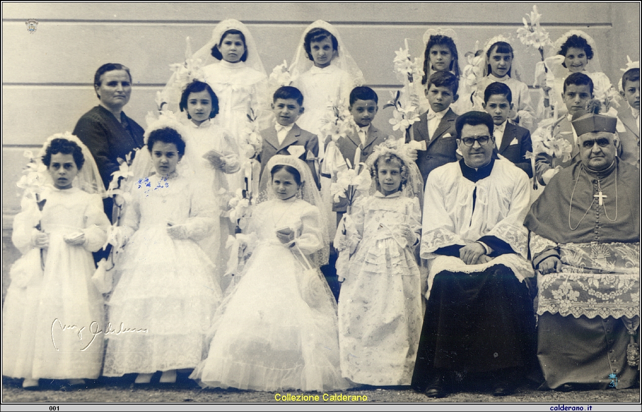 Prime Comunioni con Il Vescovo Federico Pezzullo, Padre Cerracchio e Padre Amatuzio - 28 maggio 1959 2.jpg