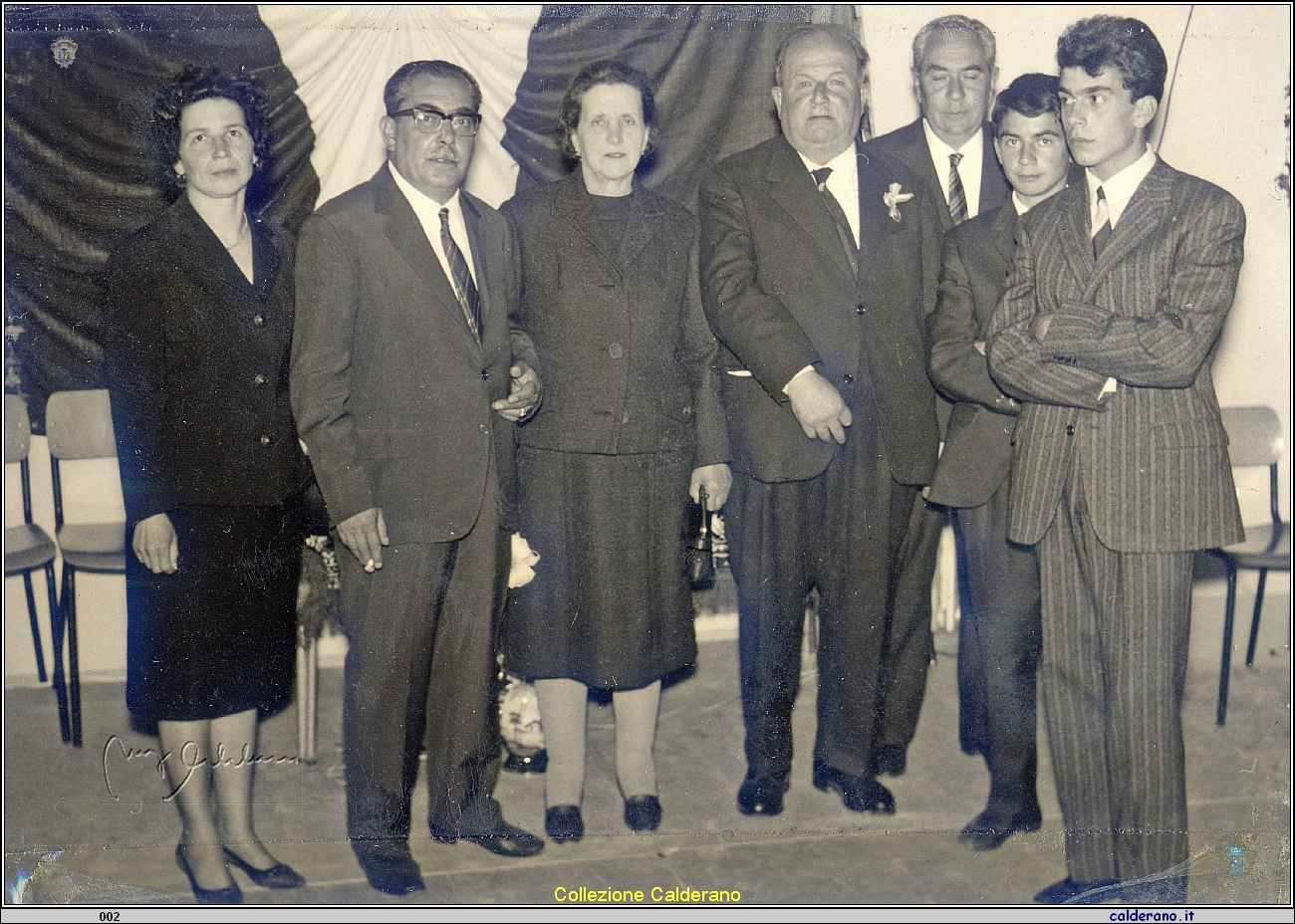 Agnese Ferraro e Vincenzo D'Alascio, la maestra Ulderica Frega Limongi, Biagio Schettino, Luigi Mazzeo, Gianfranco e Michele D'Alascio.jpg