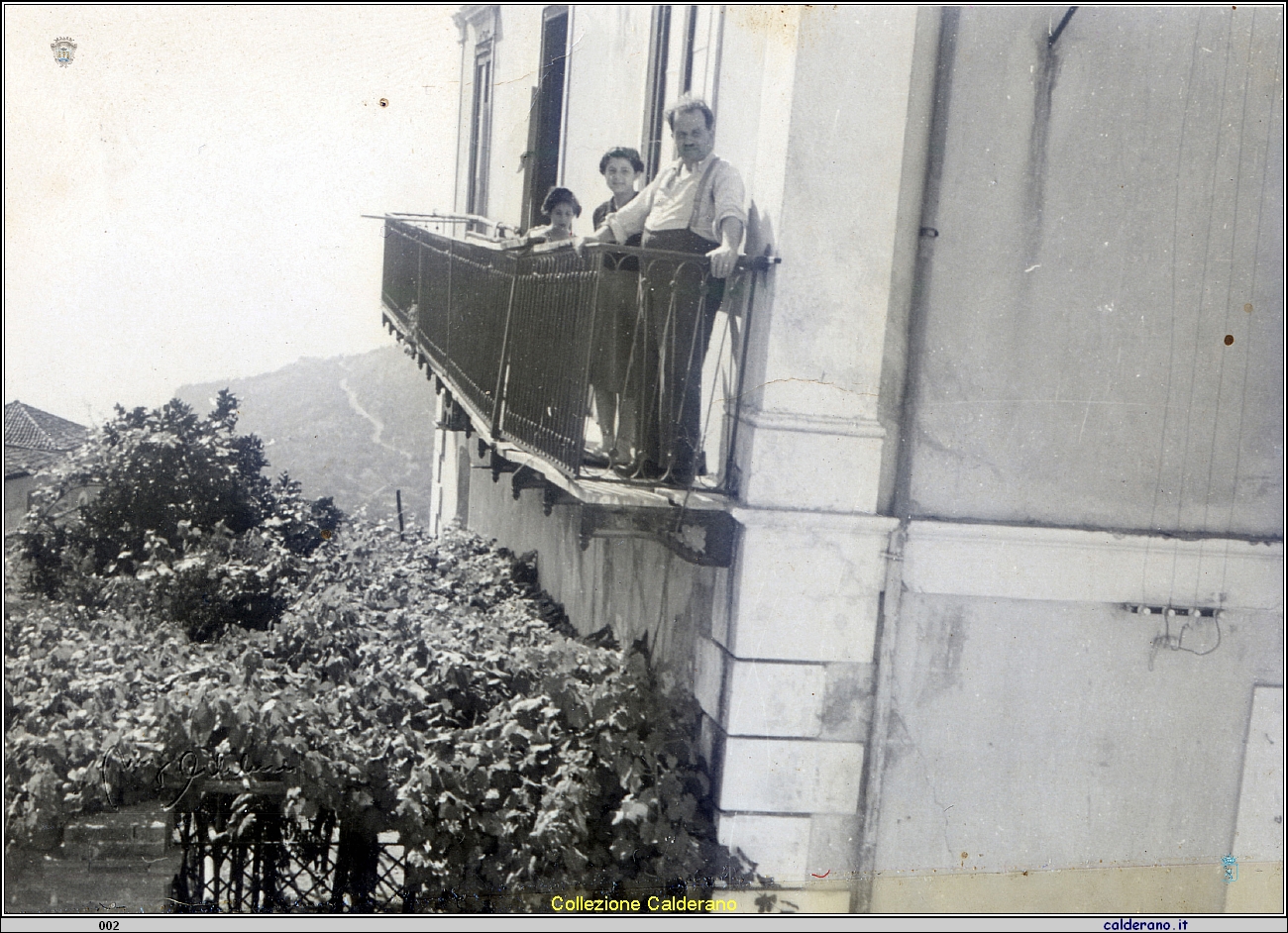 Biagio Schettino al balcone con Nina e Lina.jpg