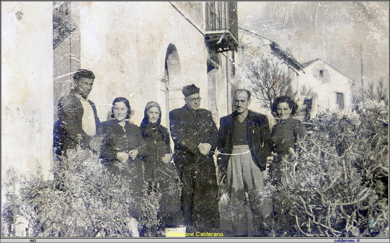 Famiglia Schettino di Massa con Don Domenico Dammiano 11 aprile 1956.jpg