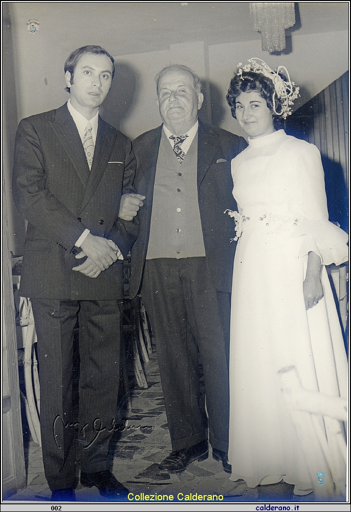 Gli Sposi Domenico Albanese e Anna Maria Schettino con Biagio Schettino - 23 Ottobre 1971.jpg