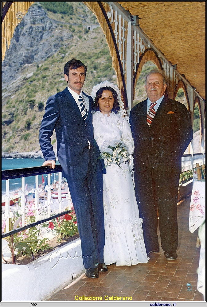 Gli sposi Gabriele Schettino e Marilina Macri' con Il Maestro Schettino 1973.jpg