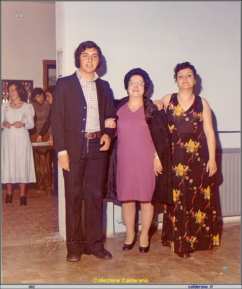Mafalda Salvato Avigliano con i figli Umbertino e Maria Grazia 8 aprile 1973.jpg