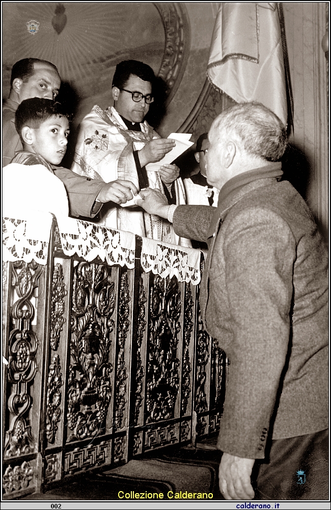 Pasquale Mazzeo ritira la tessera dell'ACLI da Padre Cerracchio - 1 maggio 1958.jpg
