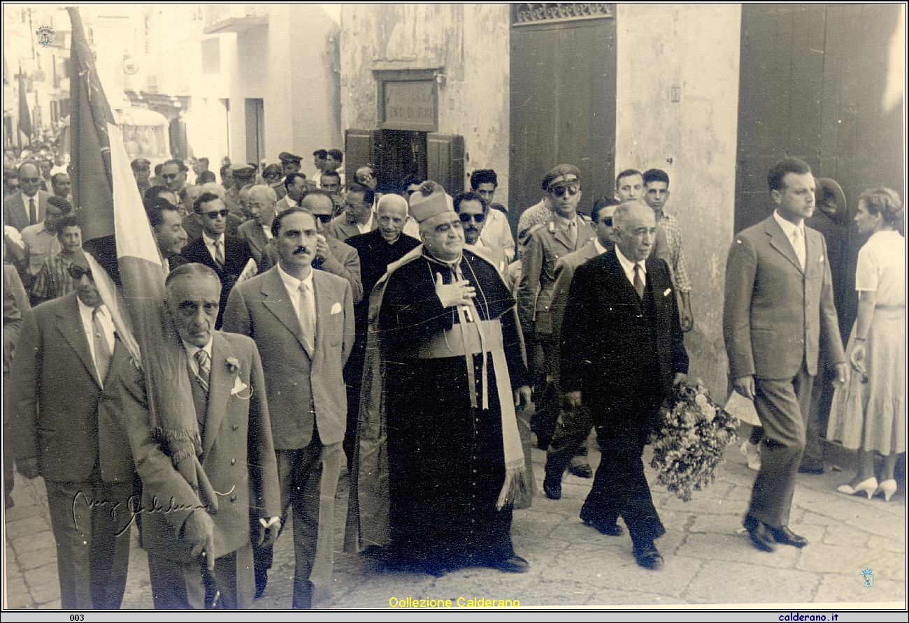 Il Vescovo Federico Pezzullo e il Sindaco Biagio Vitolo in corteo per l'inaugurazione della Piazza Buraglia - 23-09-1956.jpg