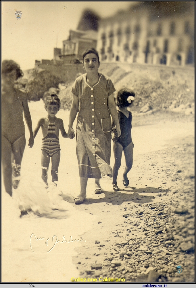 Carmela Avigliano Zietta e i nipoti sulla battigia al Porto.jpg