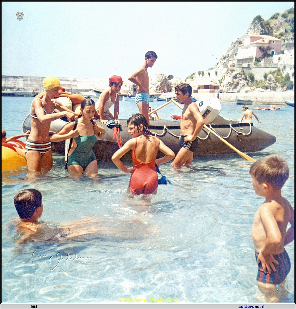 Gerty e Maria pronte ad immergersi - Agosto 1969.jpg
