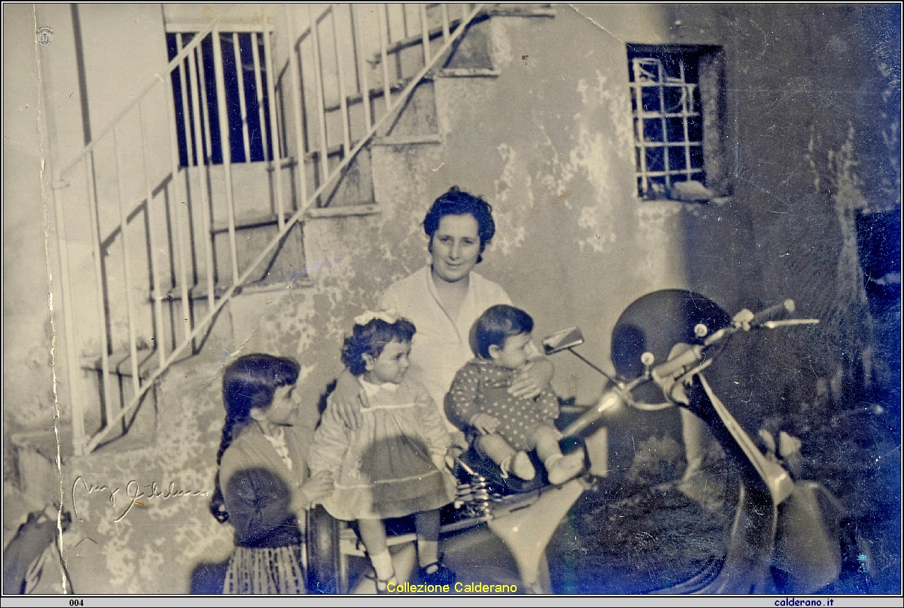 Mafalda con Gina, Maria Grazia e Umbertino sulla vespa.jpg