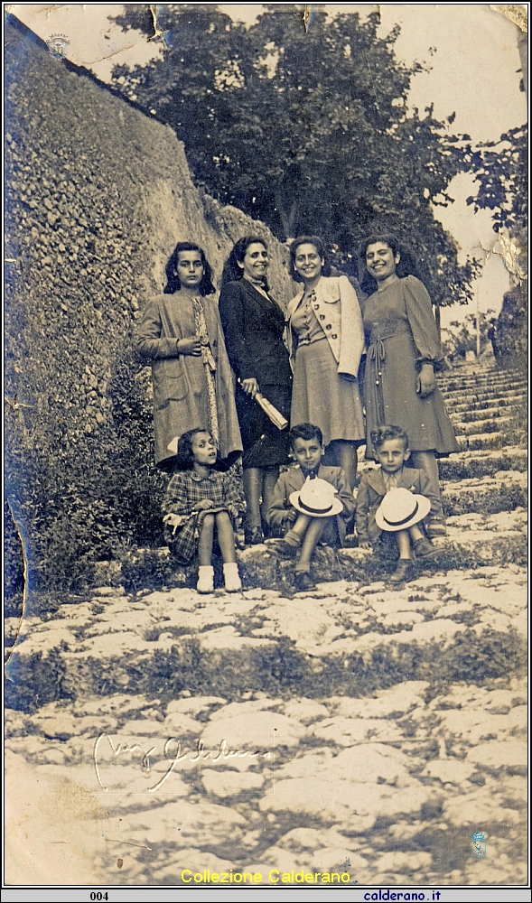 Sorelle Ambrosio sulla gradinata.jpg
