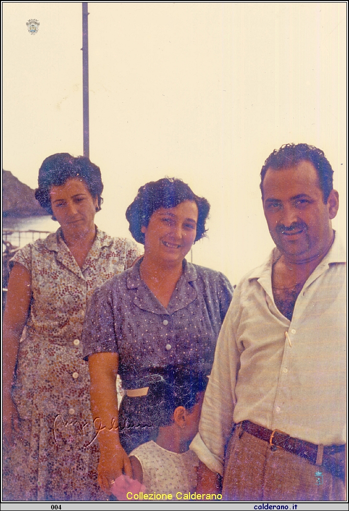 Sulla terrazzo al Porto Franca De Lorenzo, Mafalda Salvato e Raffaele Avigliano.jpg