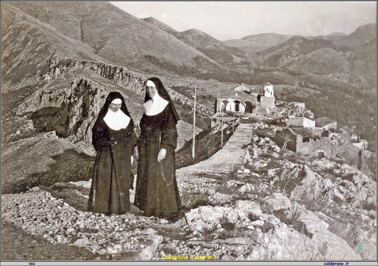Suor Maria Valeriana a destra con una Consorella al Castello.jpg