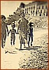 Carmela Avigliano Zietta e i nipoti sulla battigia al Porto.jpg