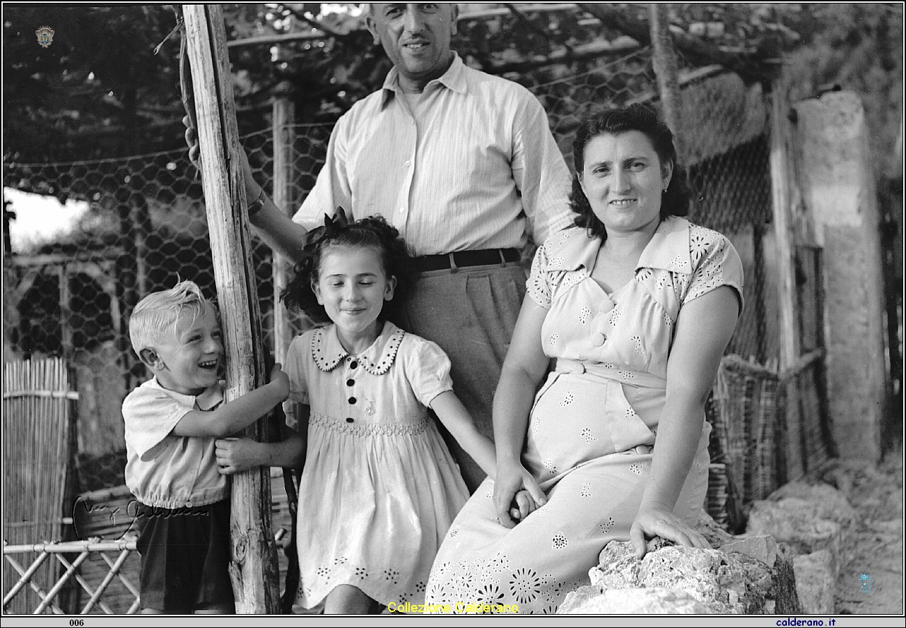 Biagio e Maria Maestri con i figli Enrico e Angioletta.jpg