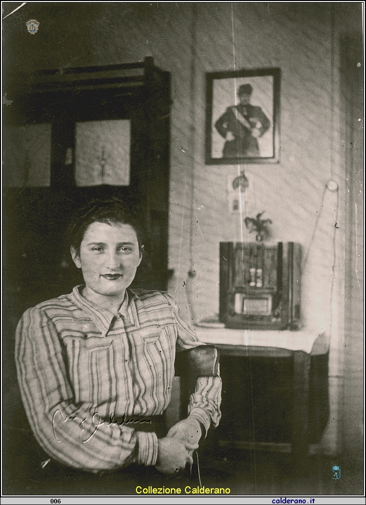 Maria Maestri con la radio.jpg