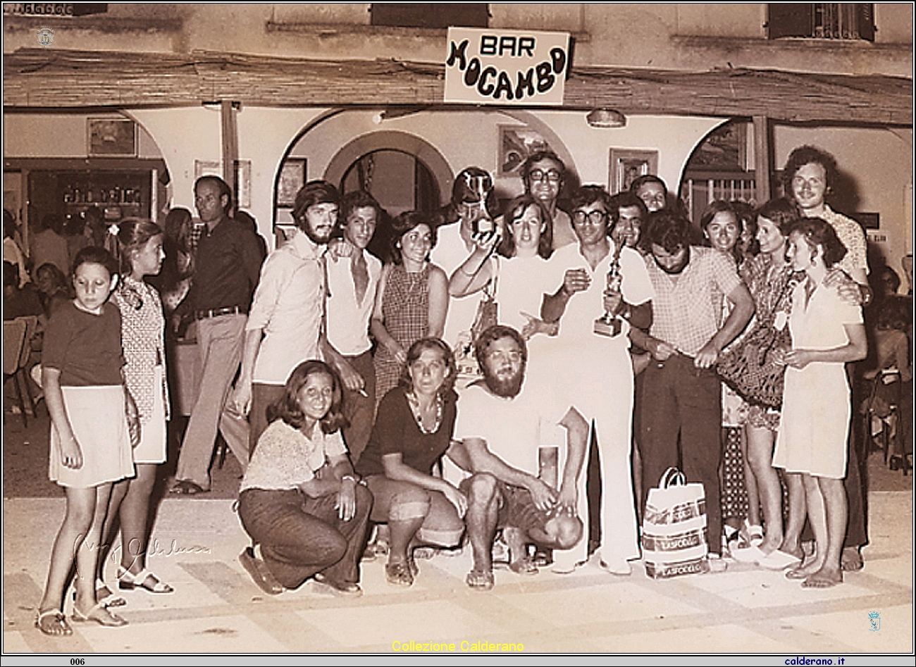 Premiati della Caccia al Tesoro al Bar Mocambo 1972.jpg