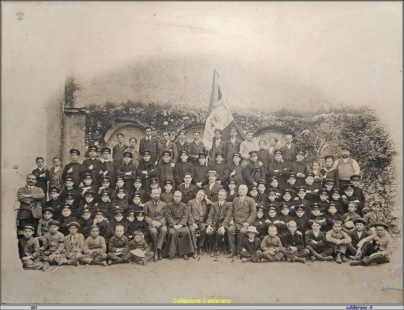 Alunni e Insegnanti del Convitto Lucano nel piazzale dei Cappuccini 1914-15.jpg