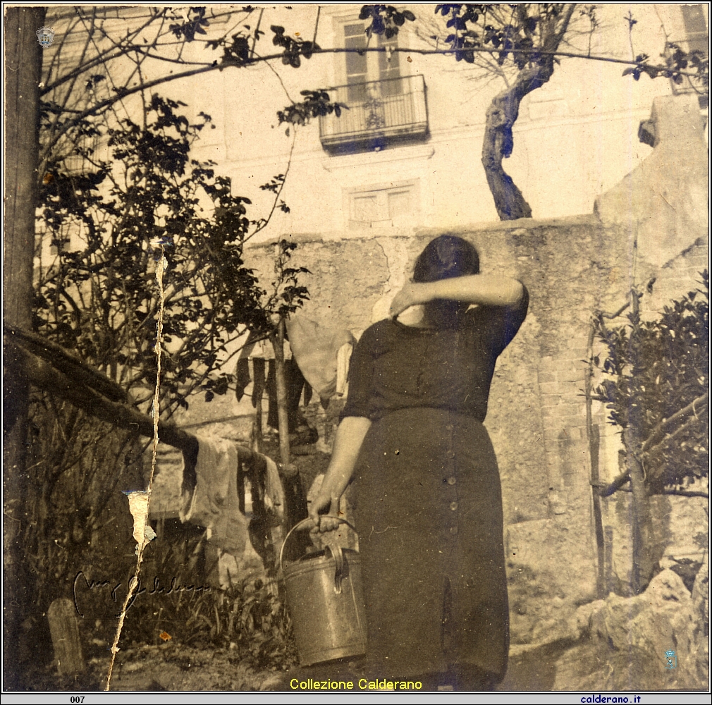 Giuseppina Liberatore alla fontana.jpg