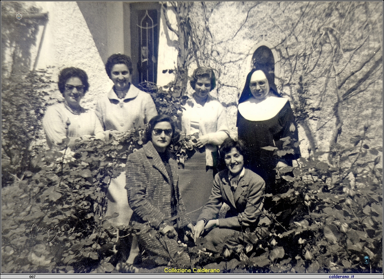 Nel De Pino con Antonietta Burza, Lidia Del Viscio e Suor Maria Fadda 1959.jpg