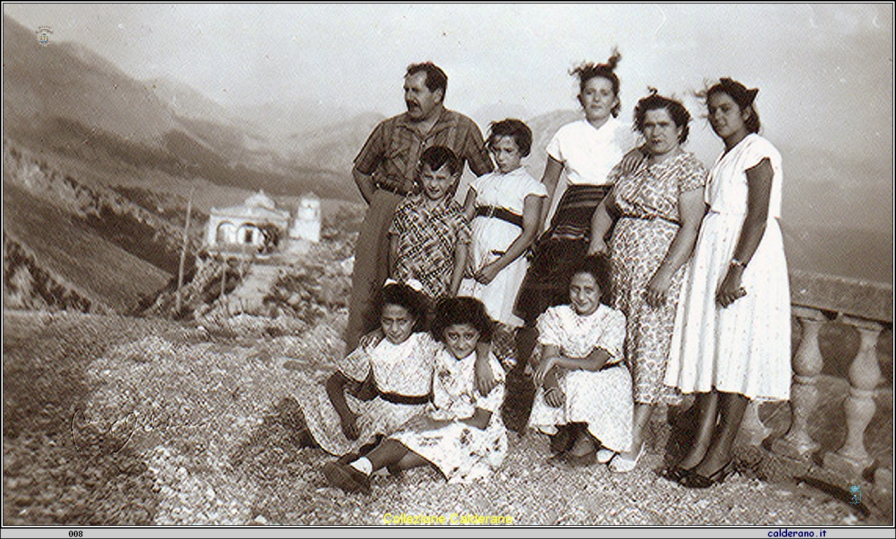 Al Castello Peppinello, Biasino, Maria Emilia, Emilia, Giuseppina, Maria, Marirosa, Rosellina e Maria Pia.jpg