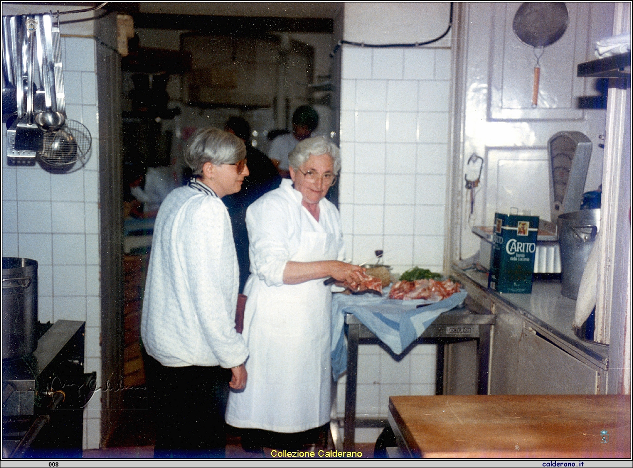 Maria e la Mamma Francesca Mazzeo nella cucina del Circolo della Stampa di Milano.jpg