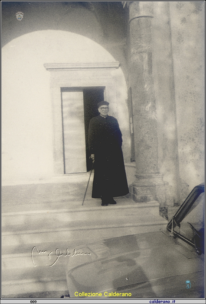 Don Domenico Dammiano guardiano della sua Chiesa - Maggio 1969.jpg