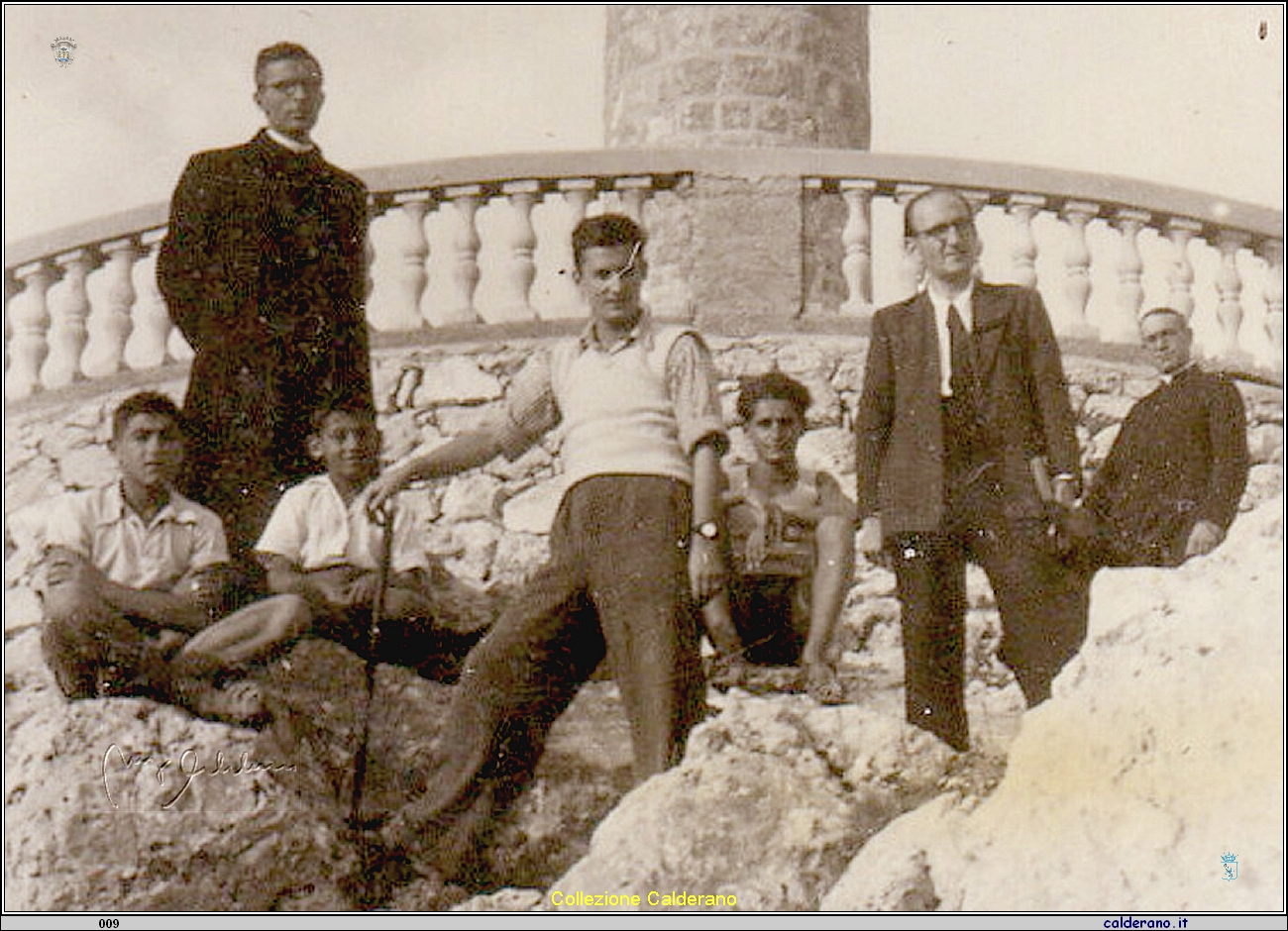 Foto ricordo sotto la Croce 1945 .jpg