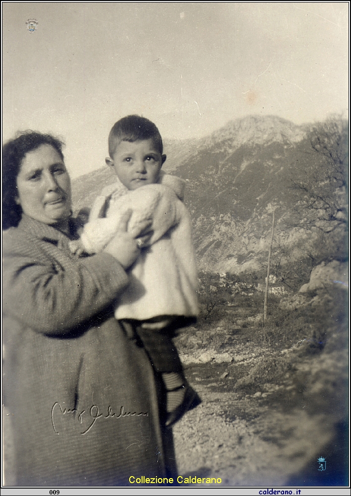 Mafalda Salvato e il figlio Umbertino.jpg