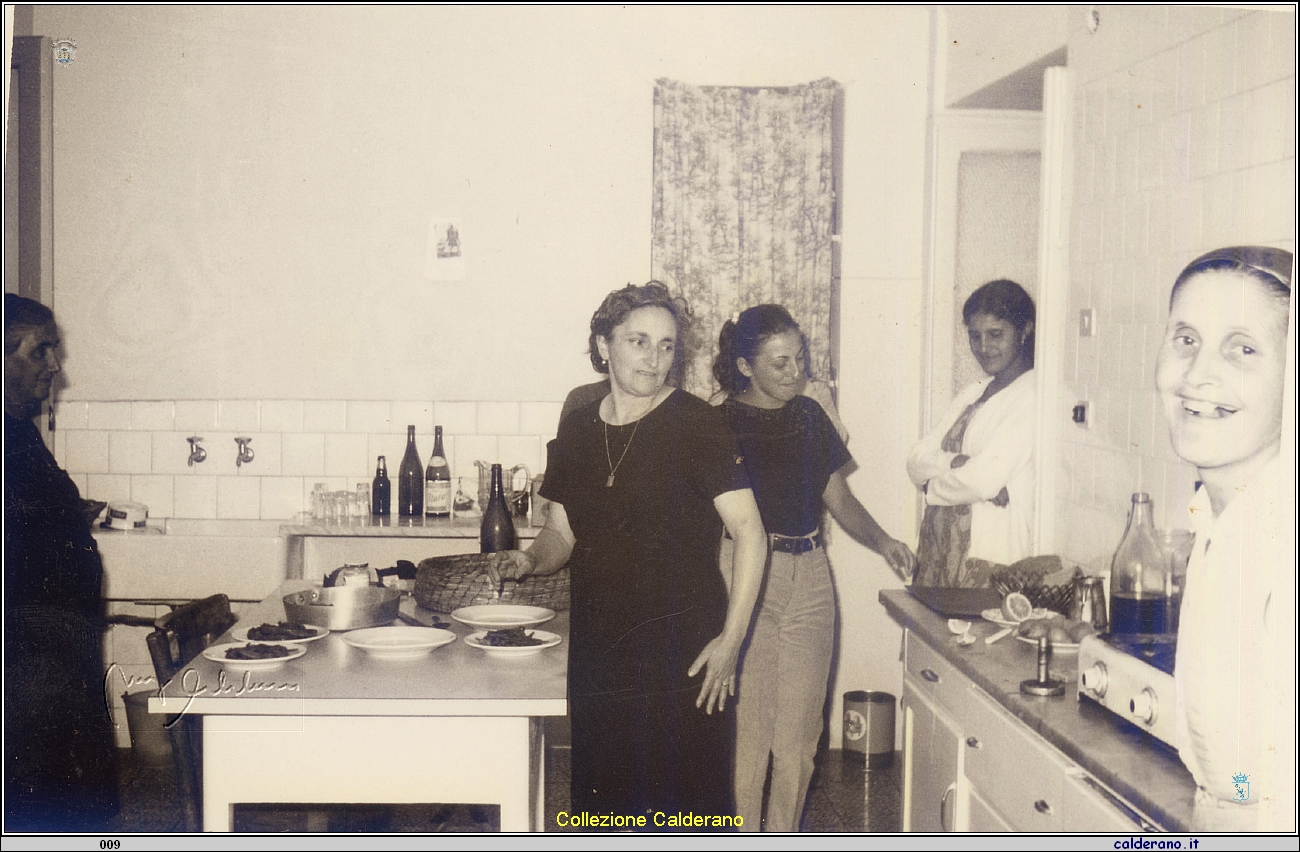 Nella cucina del Za' Mariuccia - Porto 1967.jpg