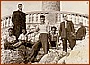 Foto ricordo sotto la Croce 1945 .jpg