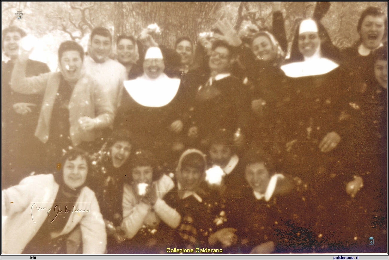 Alunne del De Pino con Suor Maria Fadda durante la nevicata.jpg
