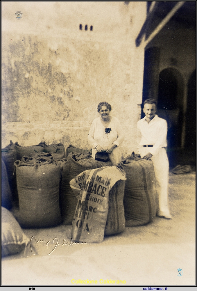 Benito Stoppelli con i Sacchi di caffe ad Haiti.jpg