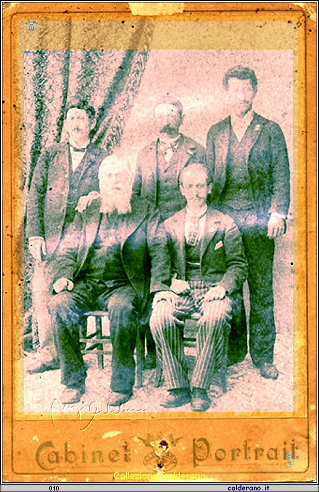 Don Gregorio Calderano (seduto con la barba)(1825-1914) con i quattro figli Nicola (1870-1944), Luigi 1865, Biagio (1876-1966)  e Francesco 1874.jpg