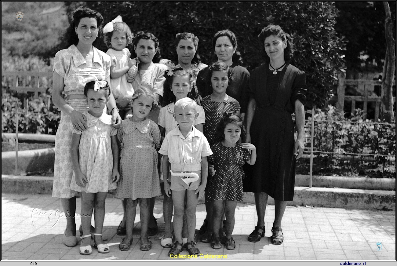 Famiglia Maestri - Giardino alla stazione di Marina.jpg