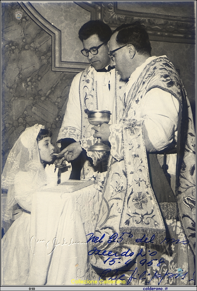 Prima Comunione impartita da Padre De Filippis con Padre Cerracchio - 15 aprile 1958.jpg