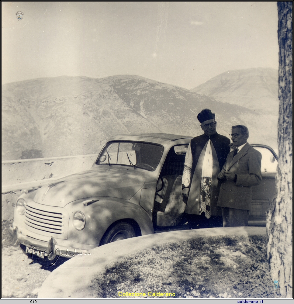 Vincenzo Fiore con Don Domenico Dammiano al Castello e la 500.jpg