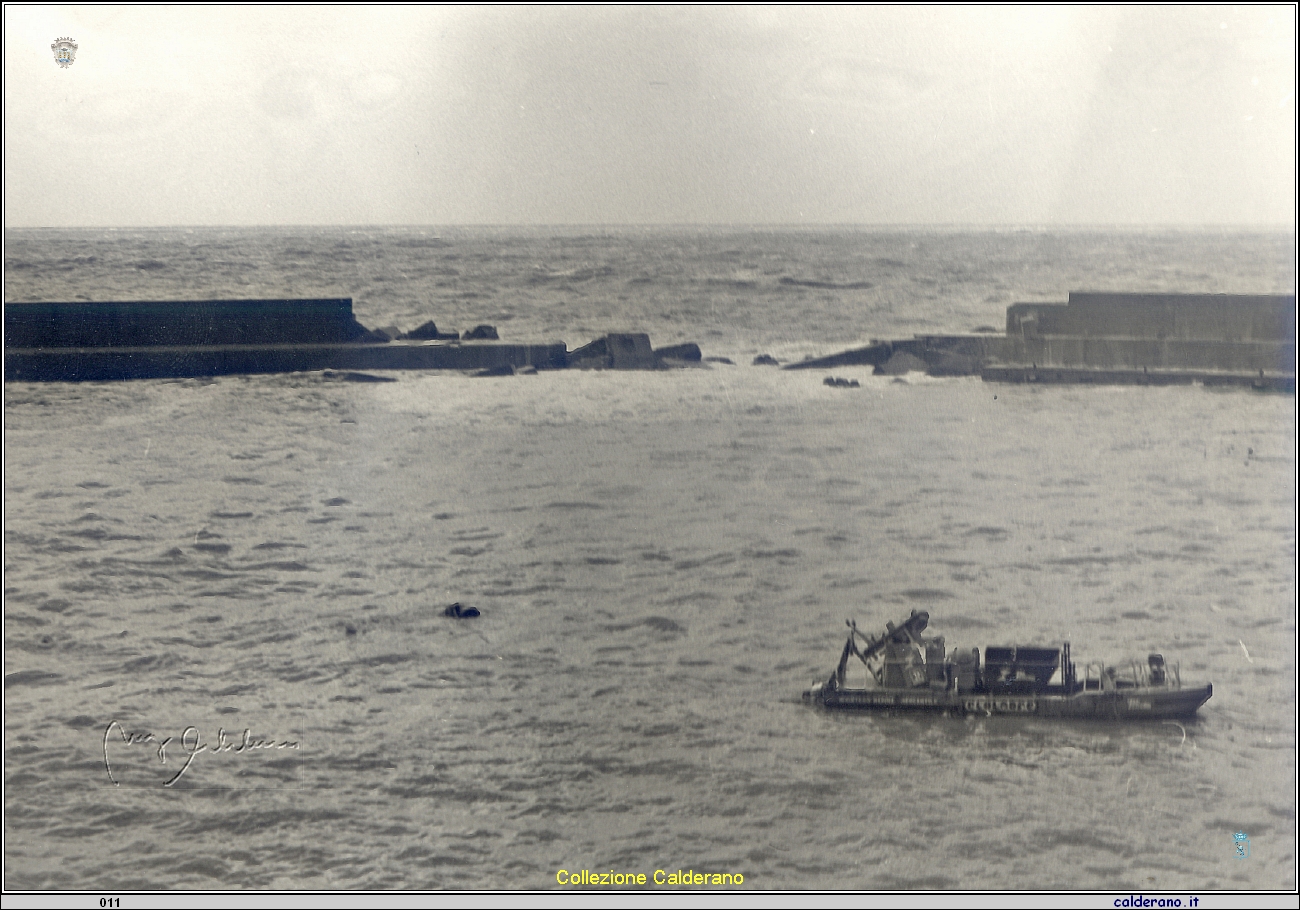 Il molo del Porto distrutto dopo la mareggiata - 1987.jpg