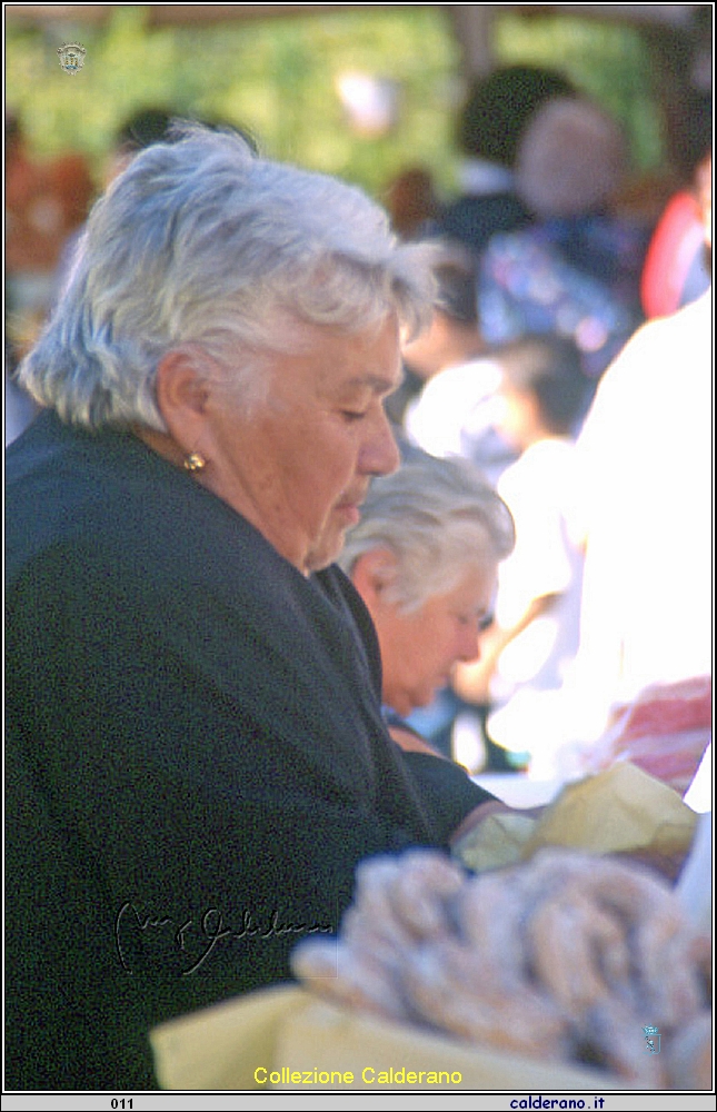 Maria Trifiglio con i susamelli.jpg