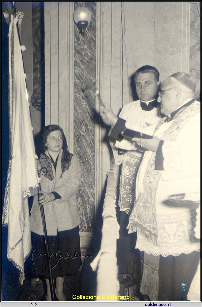 Benedizione della bandiera dell'ACLI con Padre Petrin e il Vescovo Federico Pezzullo - 31 marzo 1957.jpg