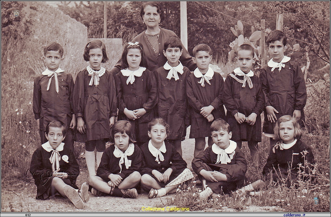 Prima Elementare con la Maestra Ambrosina Tripodi con i ragazzi del Porto.jpg