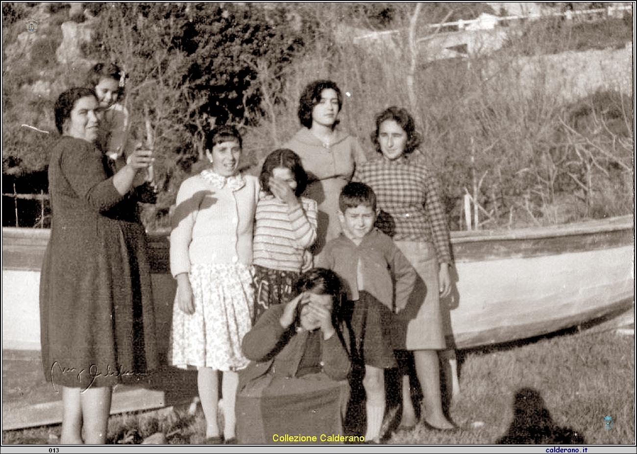 Anna De Bartolo (Nannina 'a Puglisi) con le Figlie e Amiche abbagliate dal sole.jpg