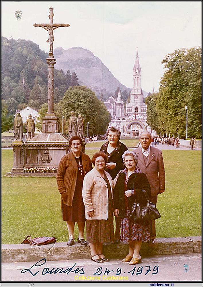 Annunziata Meo, Filomena Calderano, Vincenzo Colavolpe, Mafalda Salvato e Giuseppina Liberatore a Lourdes 1979.jpg