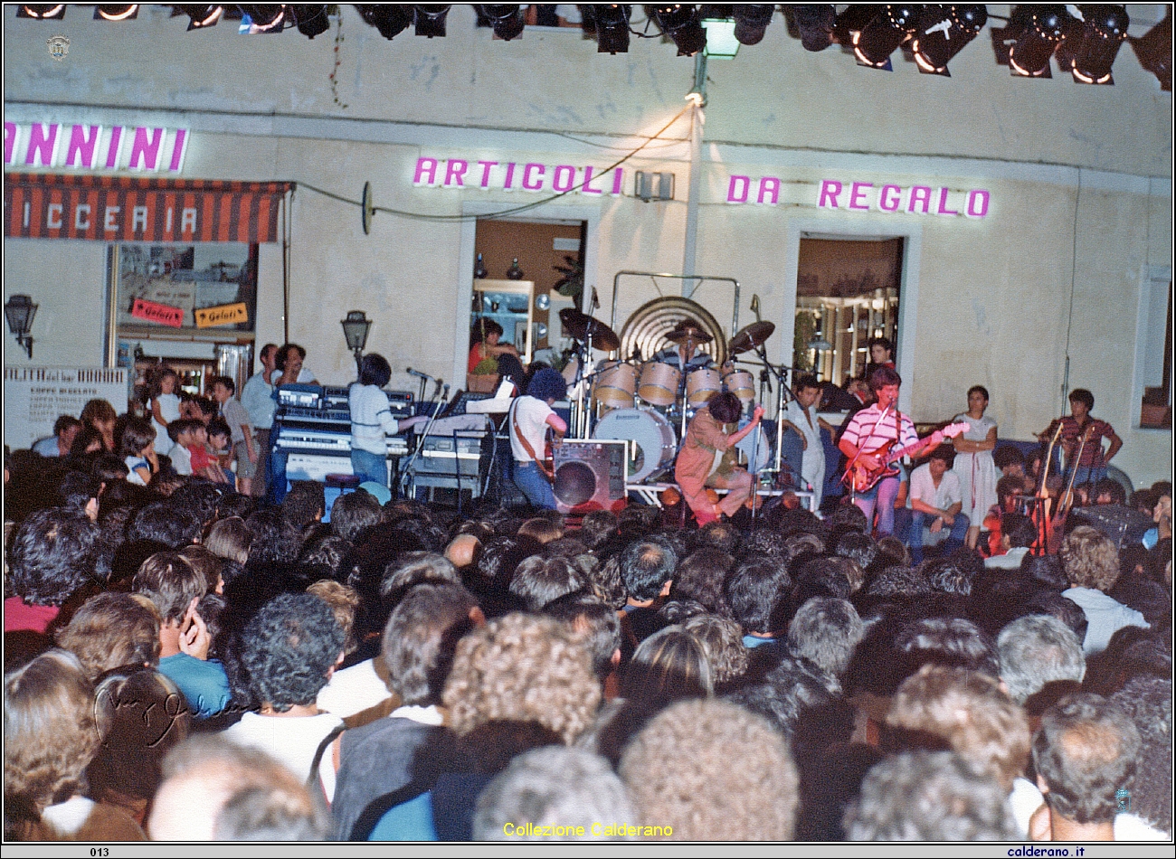 Concerto di Anna Oxa in Piazza Buraglia 1981.jpeg